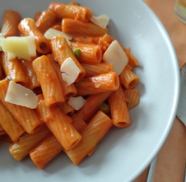 Rigtoni in zarter Tomatensoße mit Sahne und Erbsen